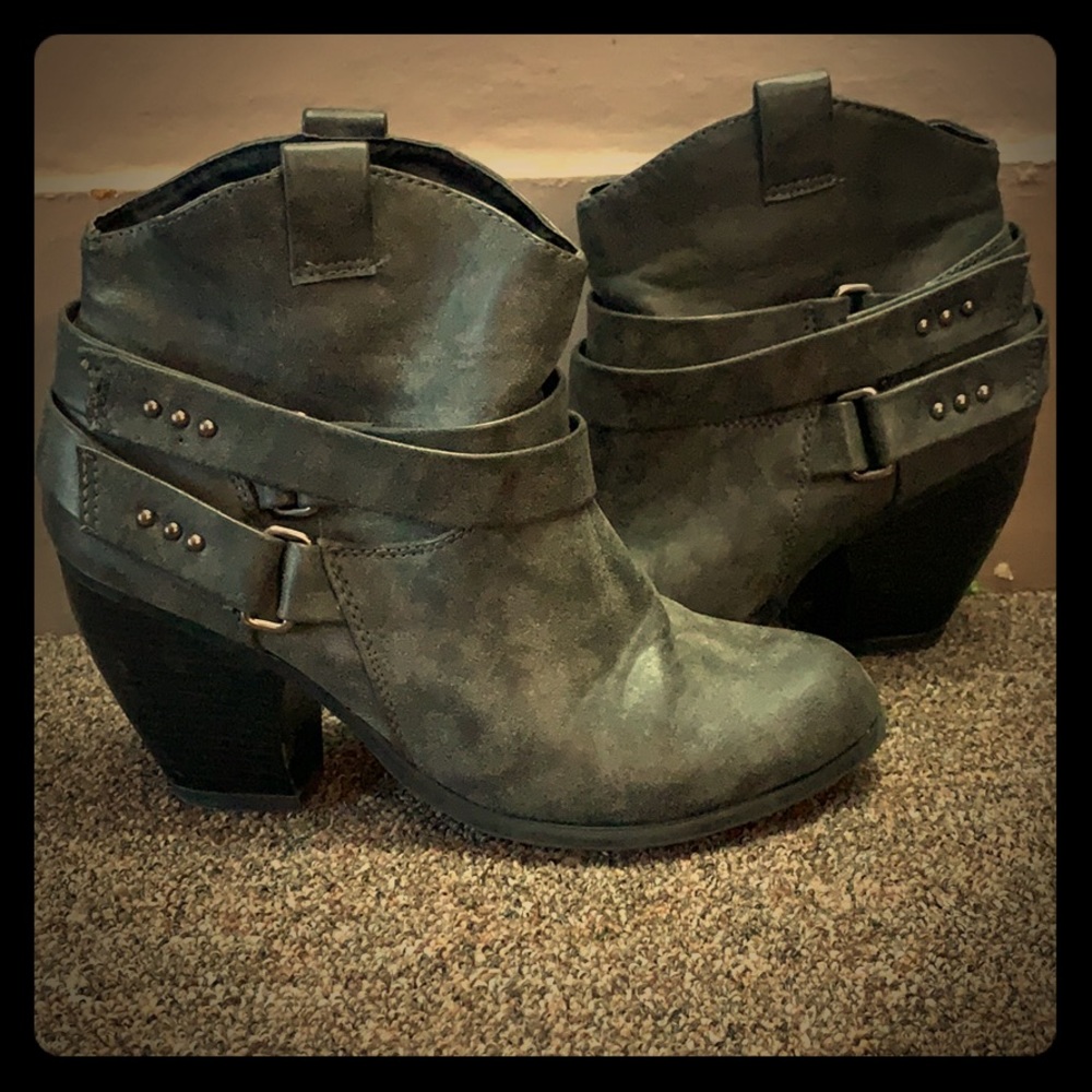Size 7.5 Faded Glory Ankle Boots.